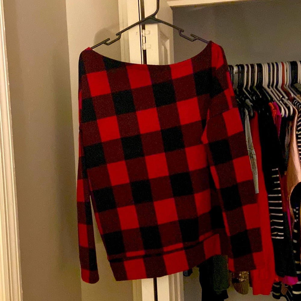 Women’s top. Off shoulder.